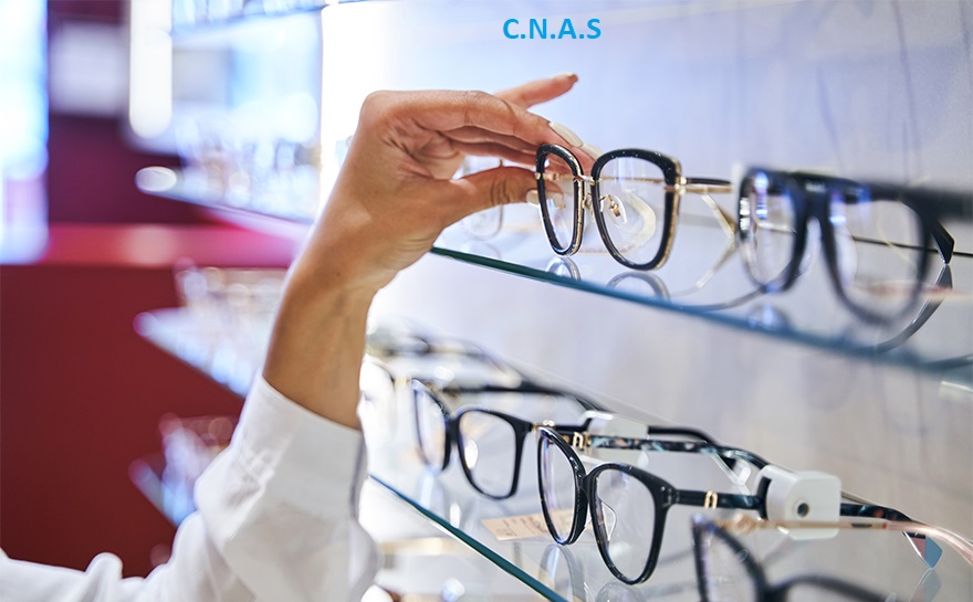 التزامات صانع النظارات المتعاقد مع CNAS